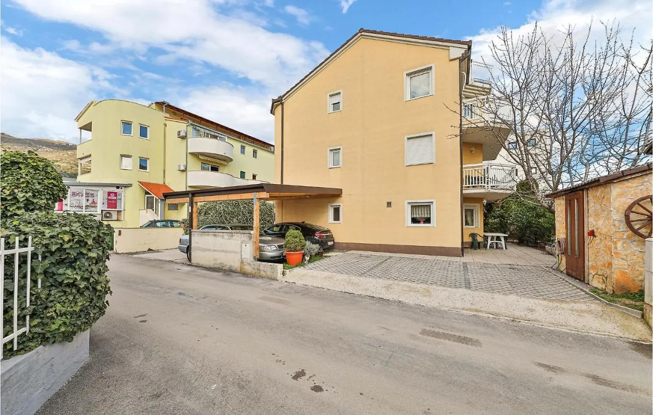 Lovely Apartment In Kastel Luksic With Wifi Kaštela Chorvatsko