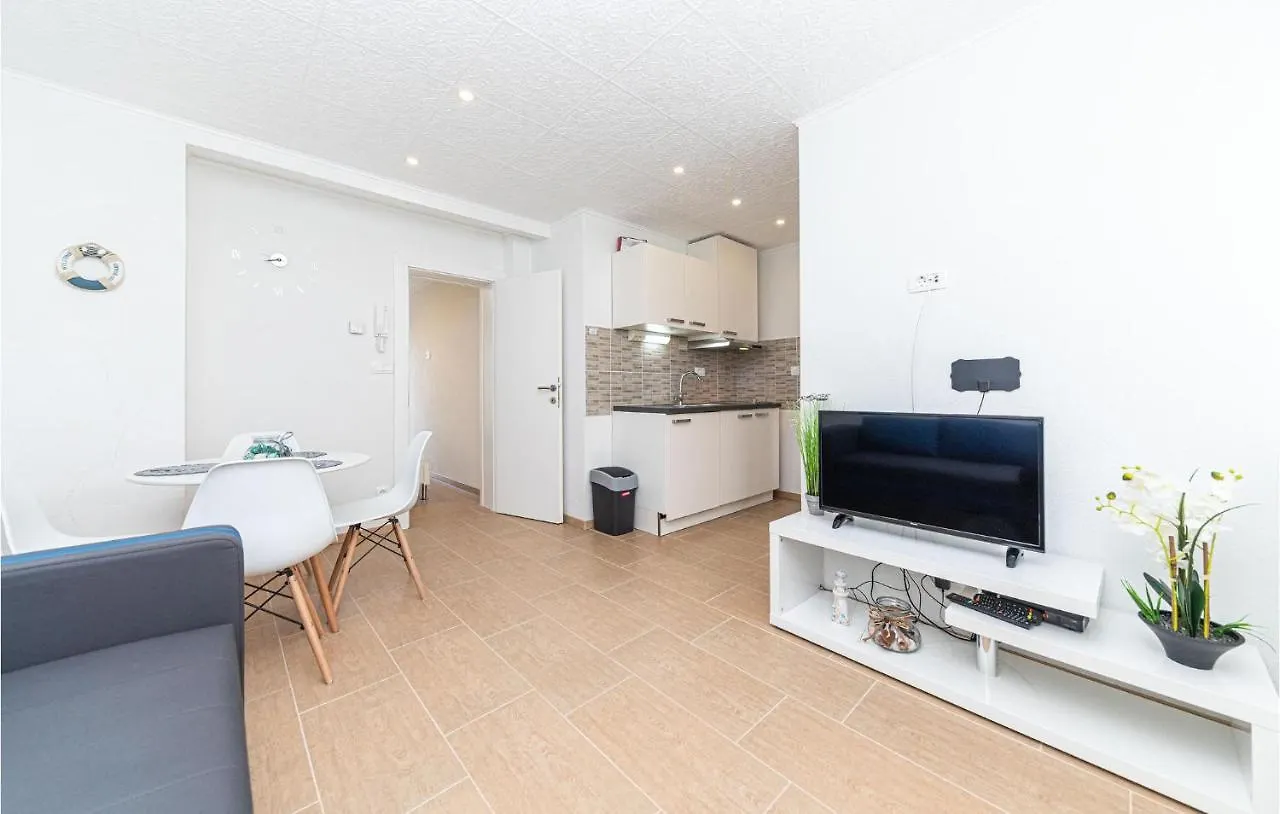 Lovely Apartment In Kastel Luksic With Wifi Kaštela